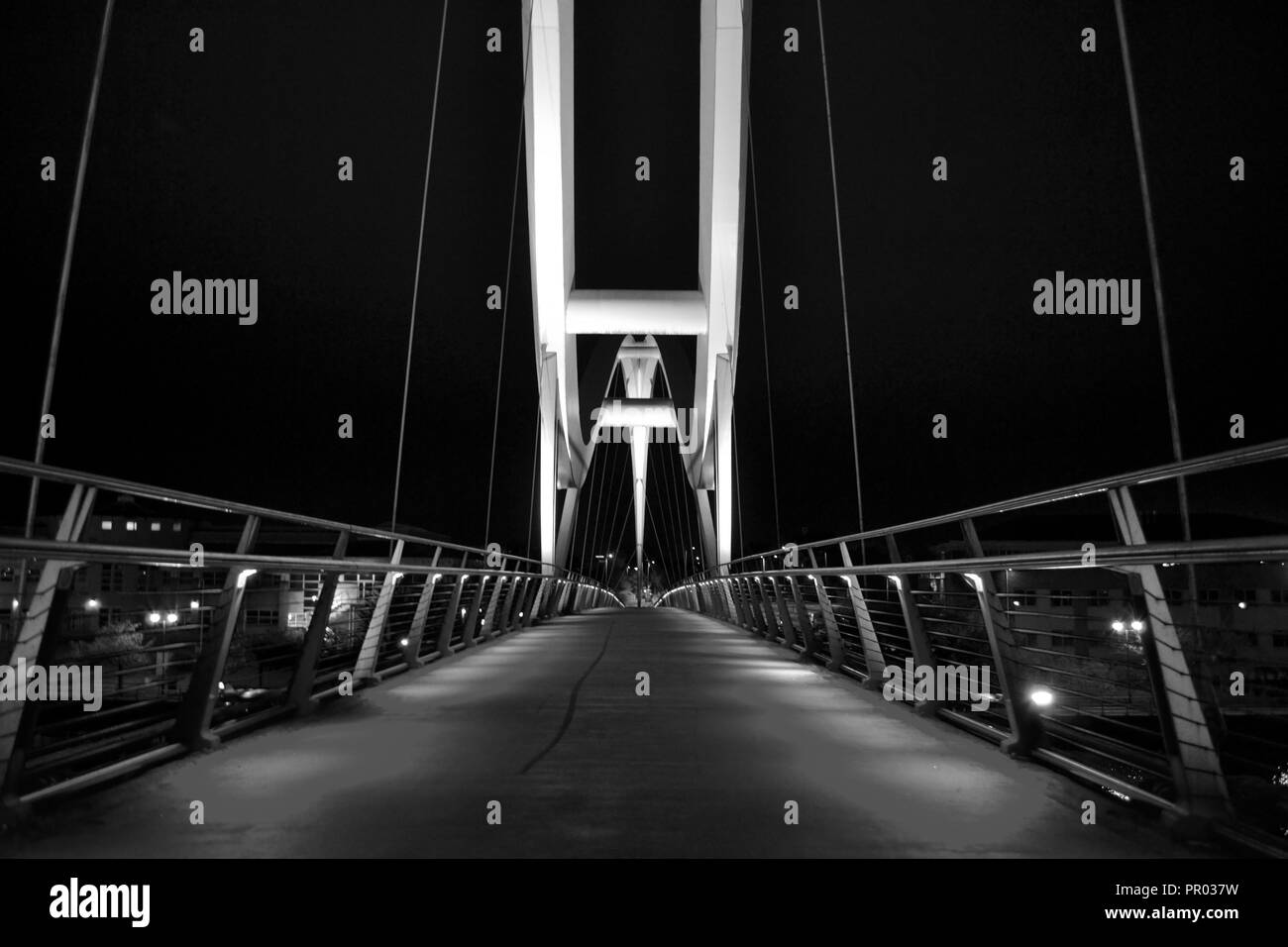 Markante, schwarze und weiße Nacht Zeit Bild der schönen Infinity Brücke während beleuchtet, in Stockton-on-Tees, Teesside, UK. Stockfoto