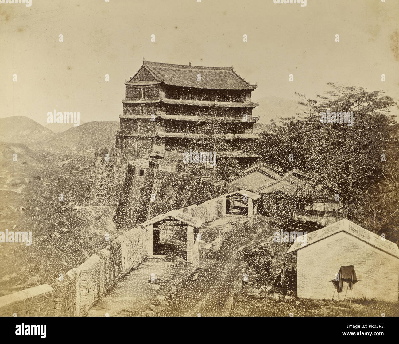Das fünfstöckige Ming Wachturm am nördlichen Ende des Kantons Stadtmauer. Unbekannt Teekocher; Kanton, China; ca. 1870; Eiklar Stockfoto