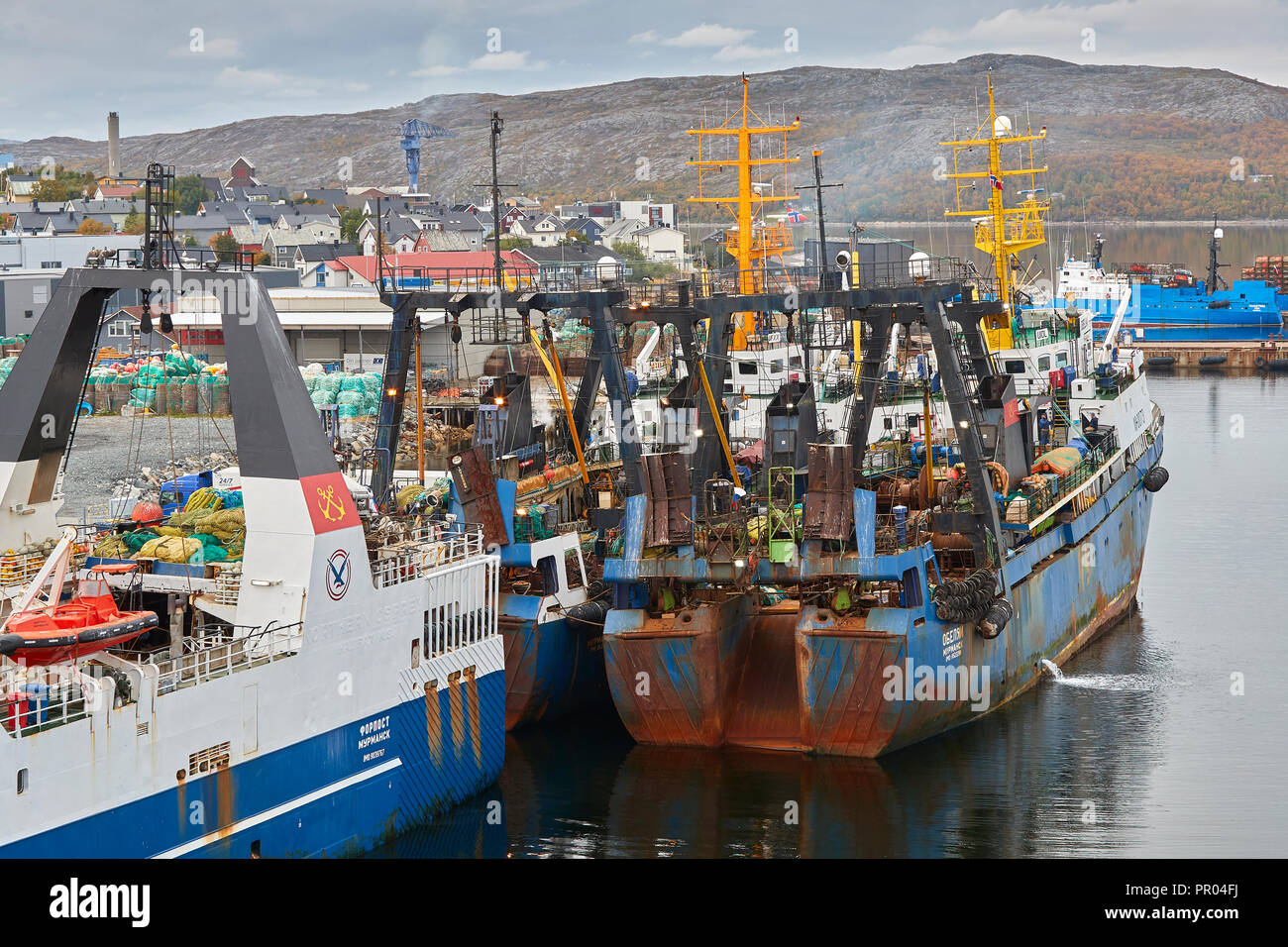 Flotte Der russische Fischtrawler günstig an den Docks in Kirkenes, Hordaland County, Norwegen. Stockfoto