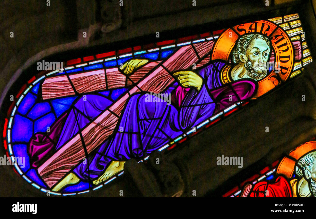 Glasfenster St. Andrew oder Andreas in der Kirche von Viana do Castelo, Portugal. Stockfoto