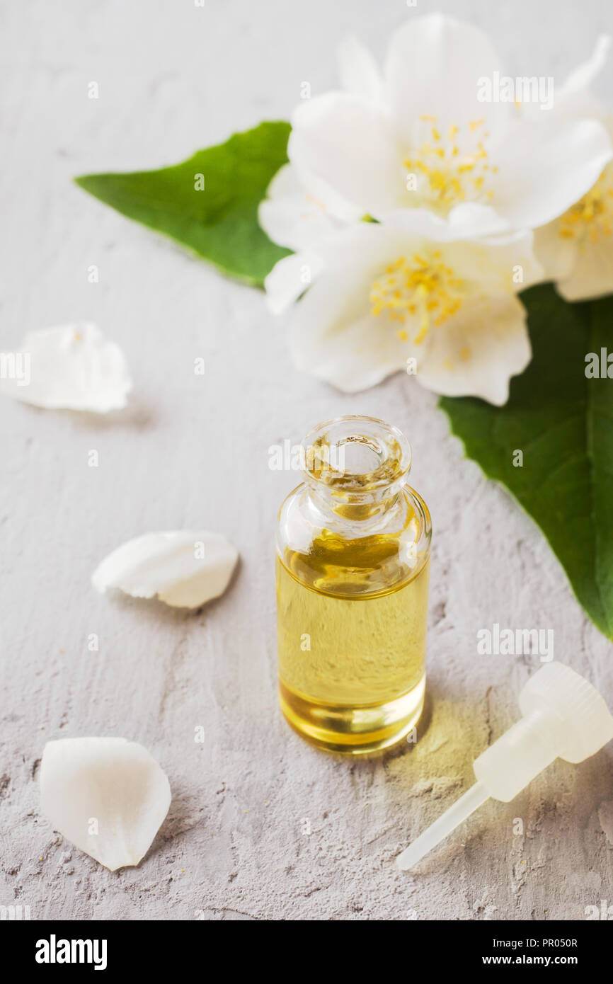 Jasminöl. Aromatherapie mit Jasmin Öl und Seife. Jasmin Blume. Stockfoto