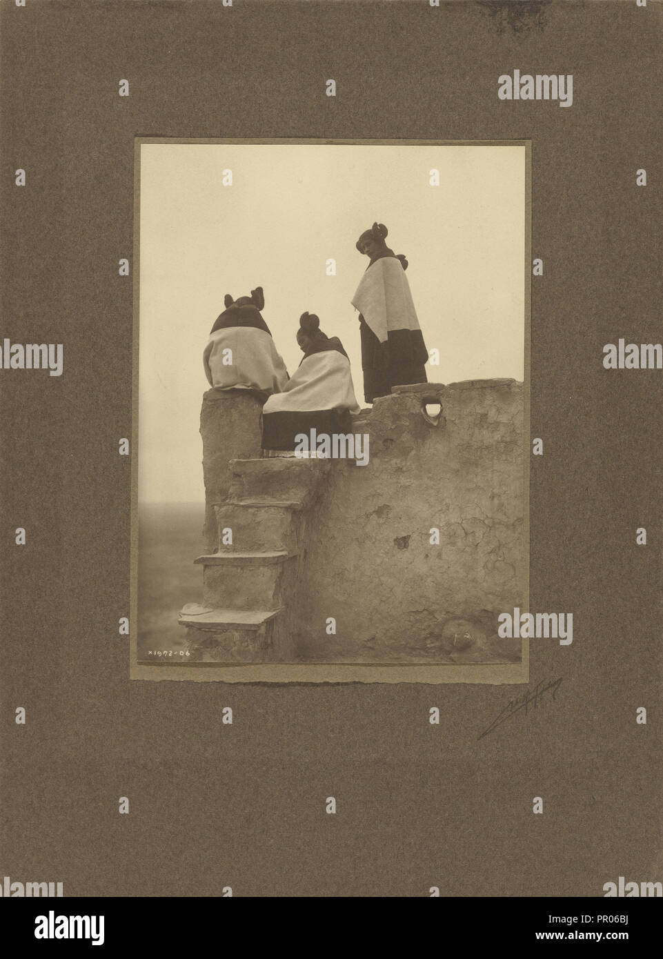 Hopi, die Tänzer beobachten; Edward S. Curtis, amerikanischen, 1868-1952, 1906; Gelatine Silber oder Platin drucken Drucken Stockfoto
