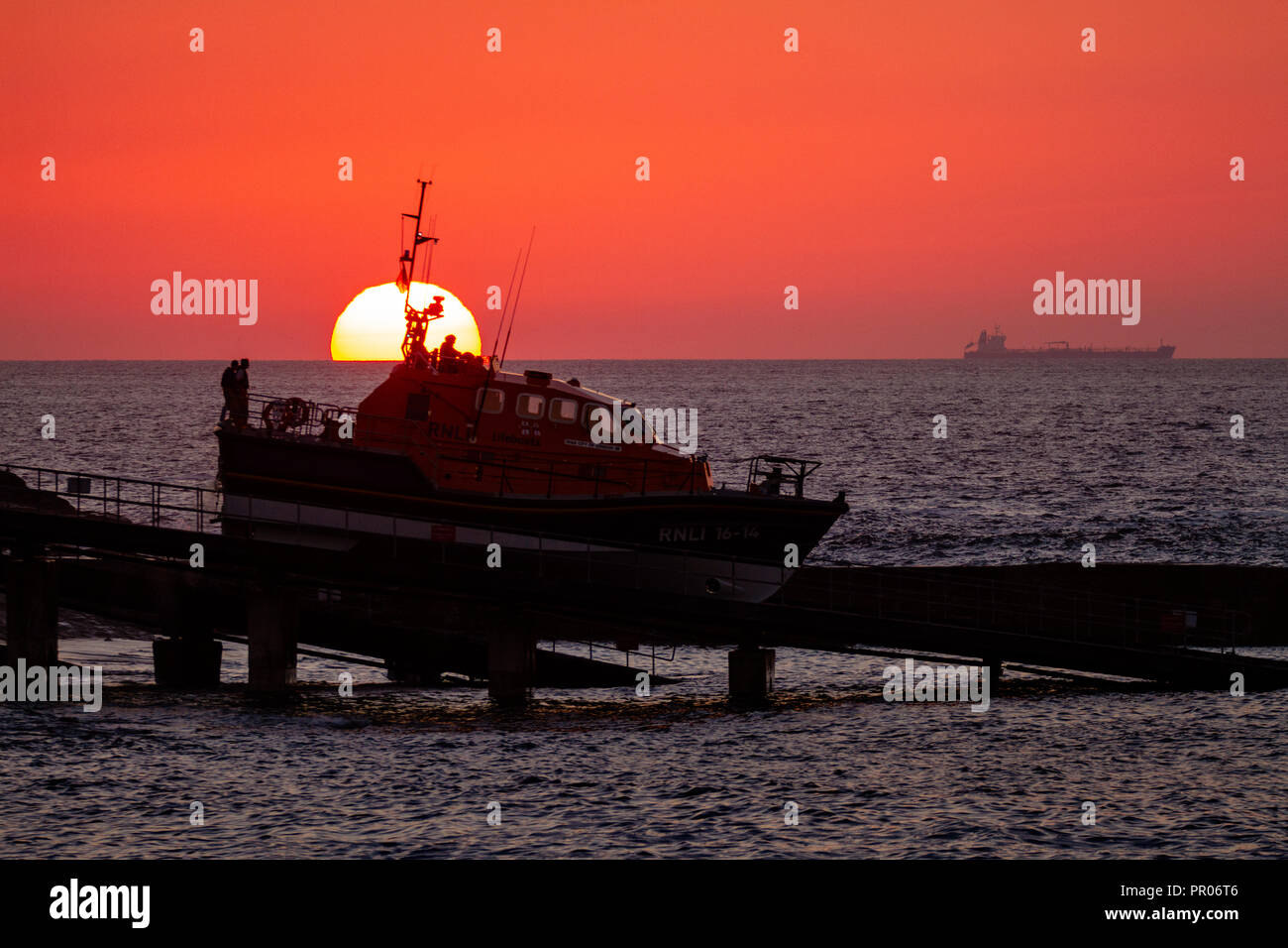 Sennen Rettungsboot startet bei Sonnenuntergang auf einem Training am Abend Stockfoto