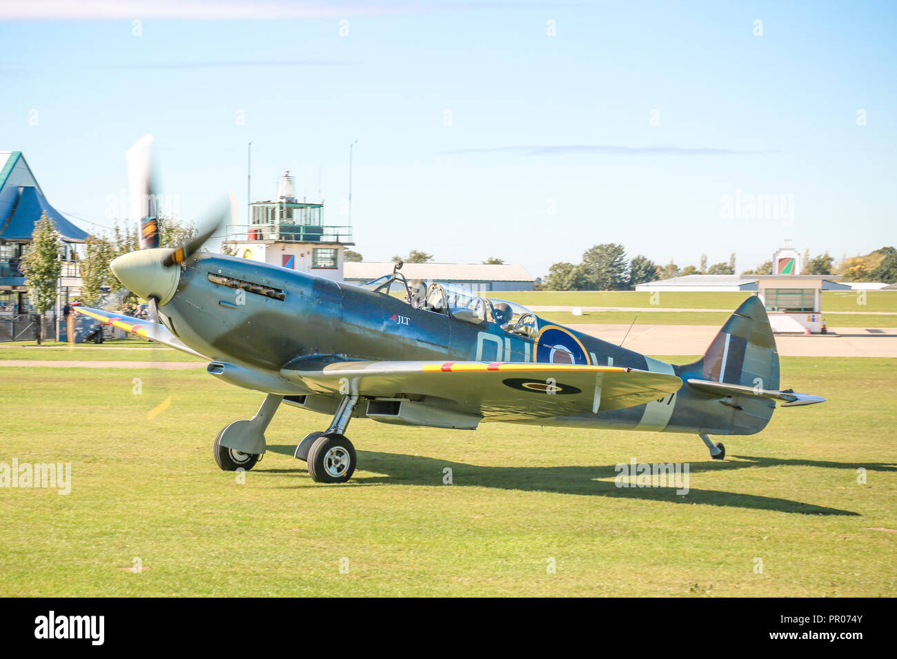 Ein zweisitziges Spitfire Ausführung von Flight Erfahrung Reisen von Sywell Flugplatz Stockfoto