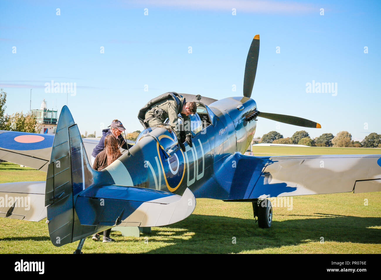 Ein zweisitziges Spitfire Ausführung von Flight Erfahrung Reisen von Sywell Flugplatz Stockfoto