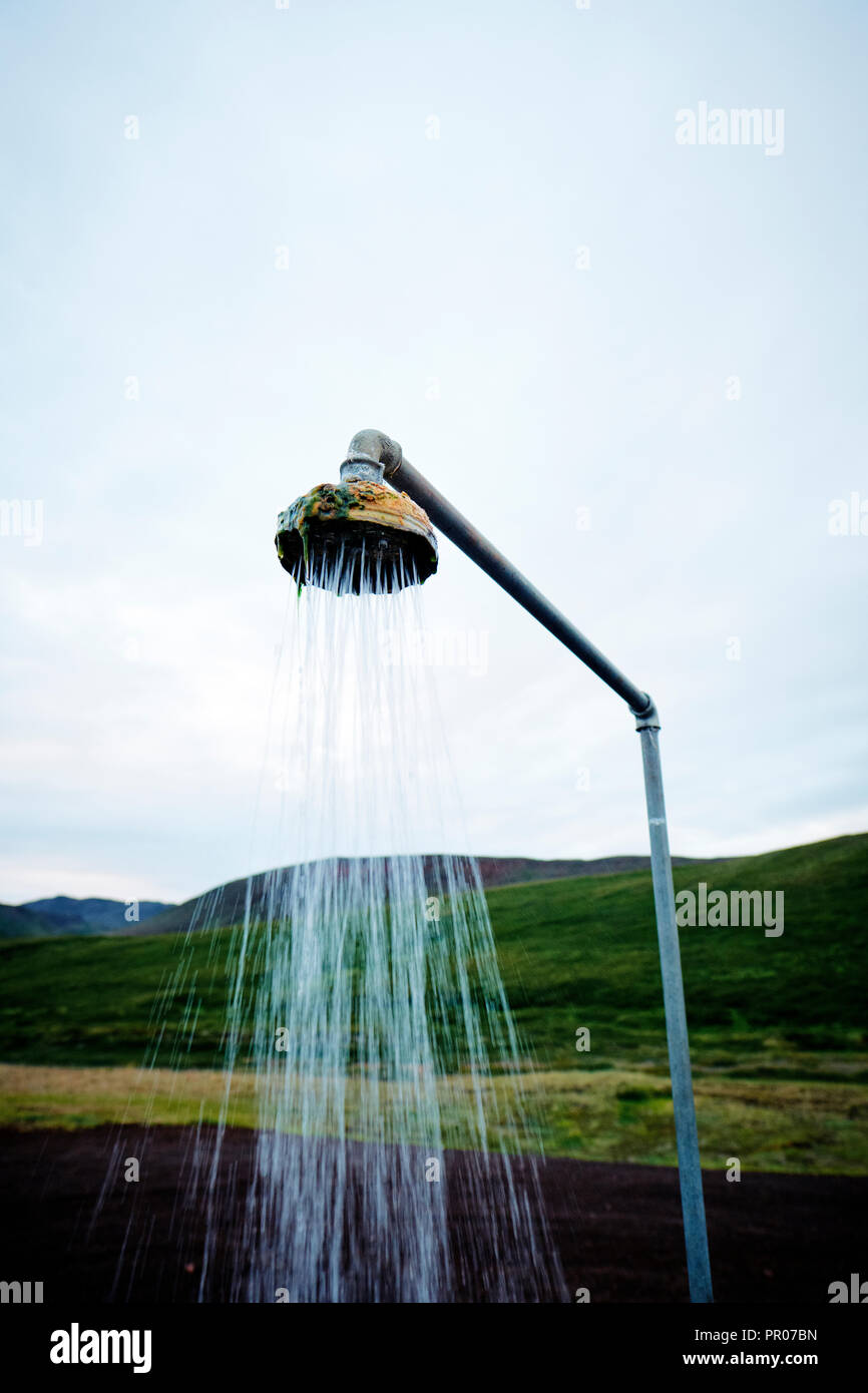 Eine Dusche im Freien Kopf, die heiße Wasser aus einer isländischen Geothermie-Kraftwerke in der Krafla. Stockfoto