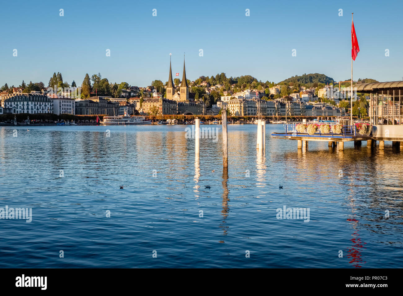 Die schöne Aussicht von etwa Inseli Park und der Europa-Platz in Richtung der berühmten haldenstrasse an den Ufern des Vierwaldstättersees Stockfoto