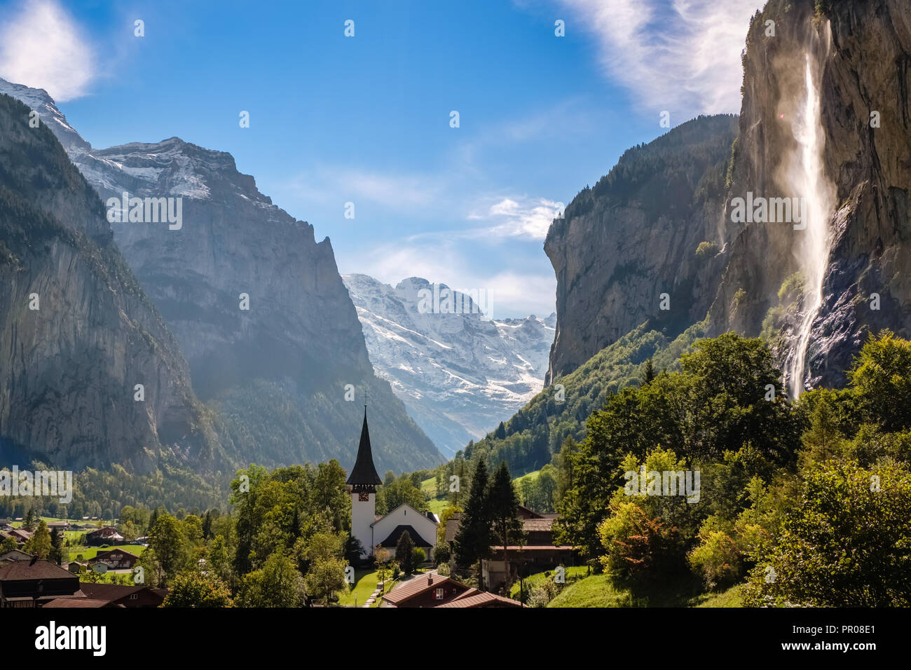 Sonne scheint auf den Staubbach fallen (Berner Oberland, Schweiz). Lauterbrunnen liegt am unteren Rand der Lauterbrunnental. Stockfoto