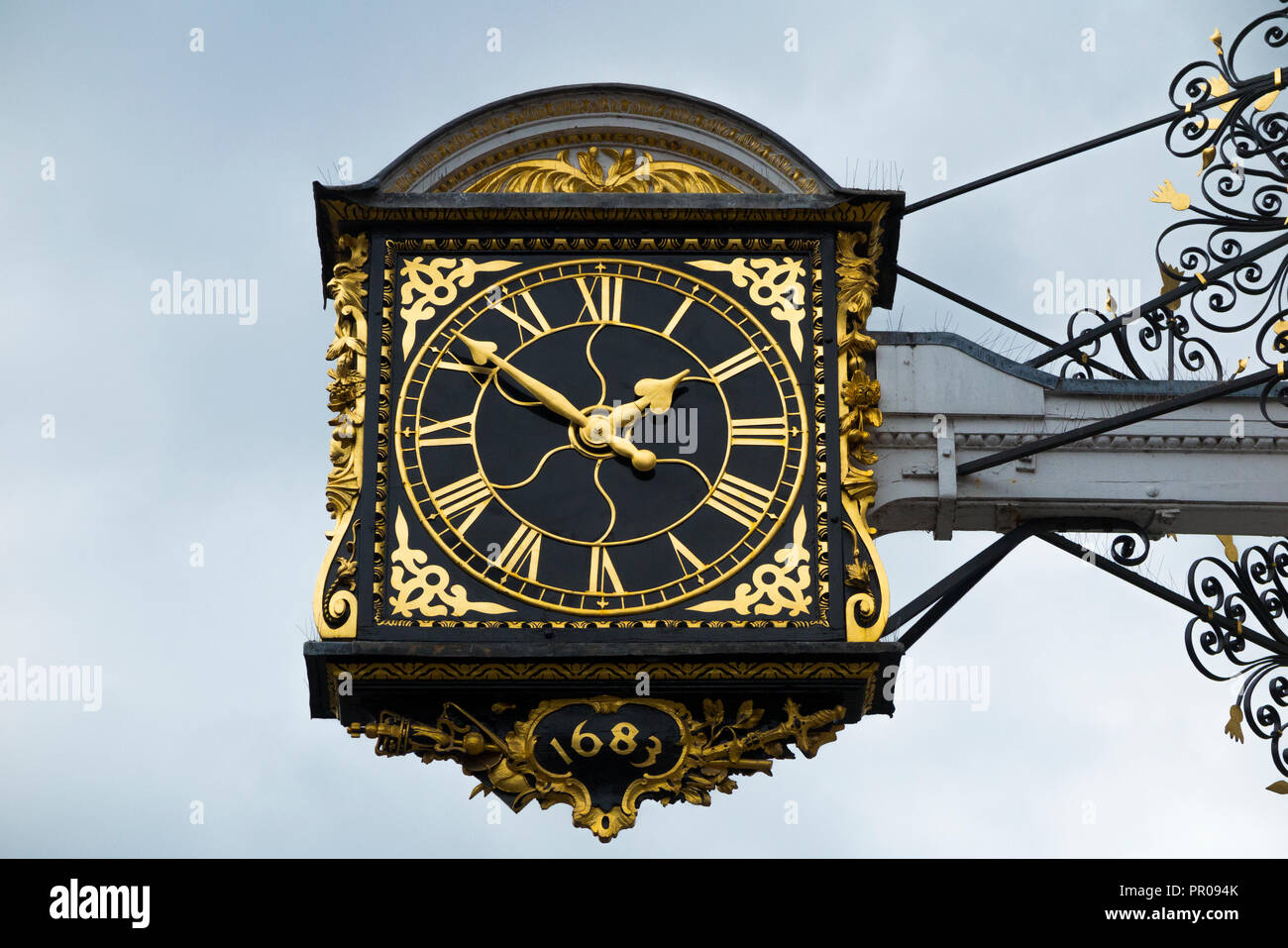 Das historische Guildford 1683 Town Clock auf der Vorderseite der Guildhall. High Street, Guildford. UK. (102) Stockfoto