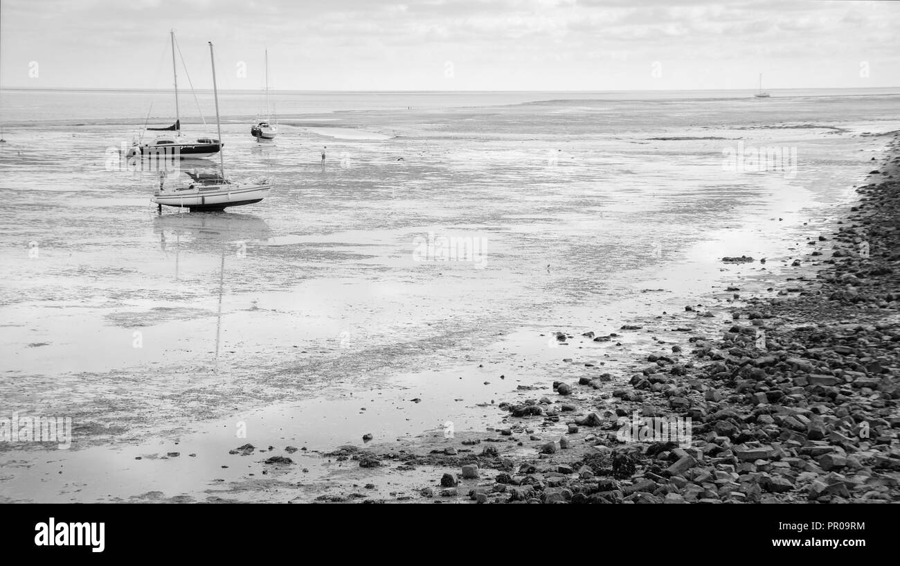 Drei Boote während der Ebbe in der Nähe Vlieland, die Friesischen Inseln, vor der Küste der Niederlande. Stockfoto
