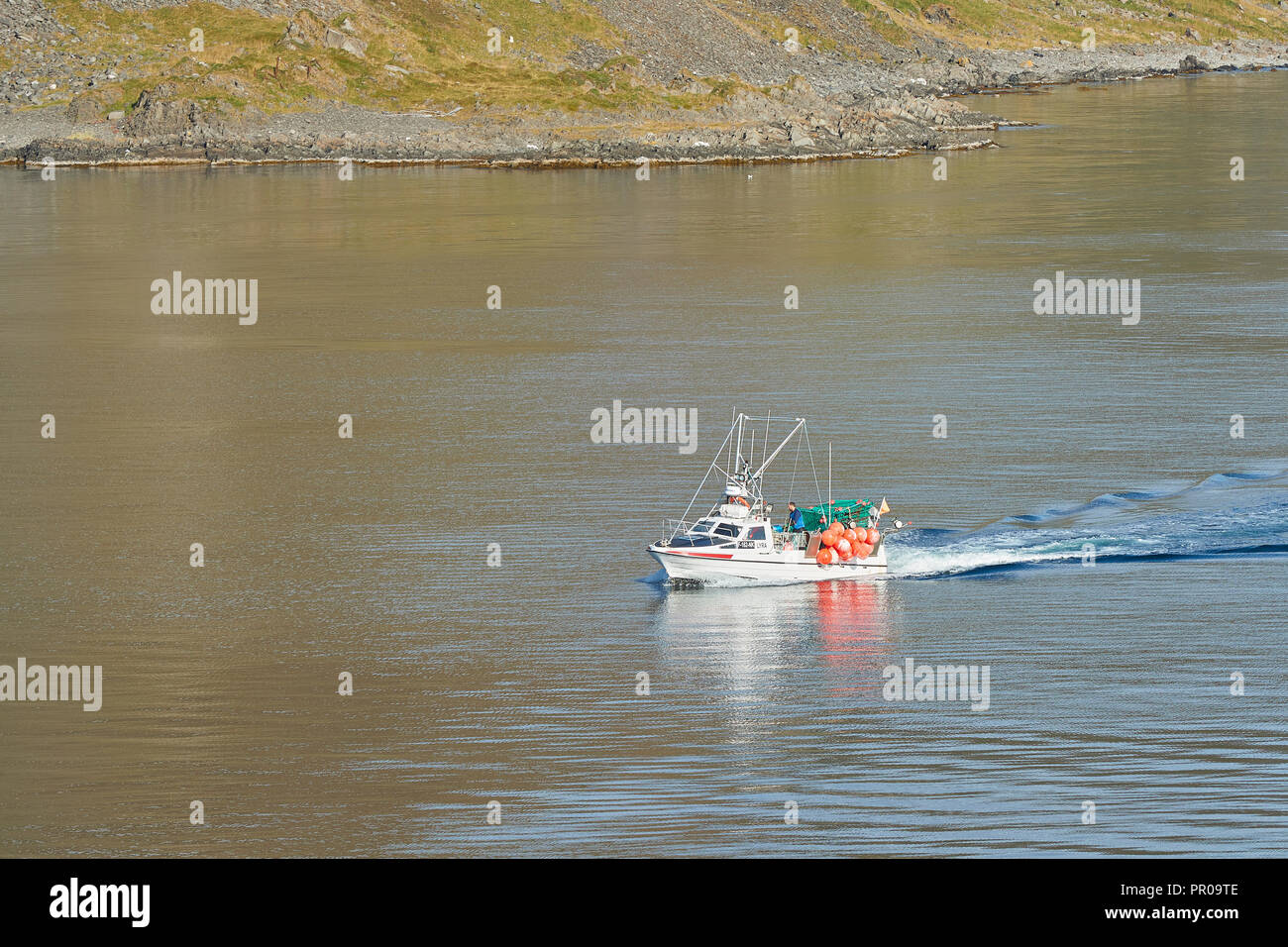 Die kleine Norwegain Fischerboot, Lyra, unter Weg von Honningsvåg (Gotland), mit Hummer und Krabben Traps geladen. Magerøya, Norwegen. Stockfoto