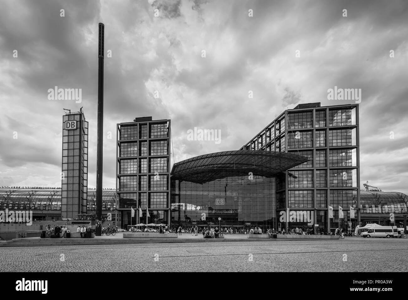 Berlin, Deutschland - 28. Mai 2017: Der Hauptbahnhof von Berlin (Hauptbahnhof) in Berlin, Deutschland, Europa. Die Schwarz-Weiß-Fotografie. Stockfoto
