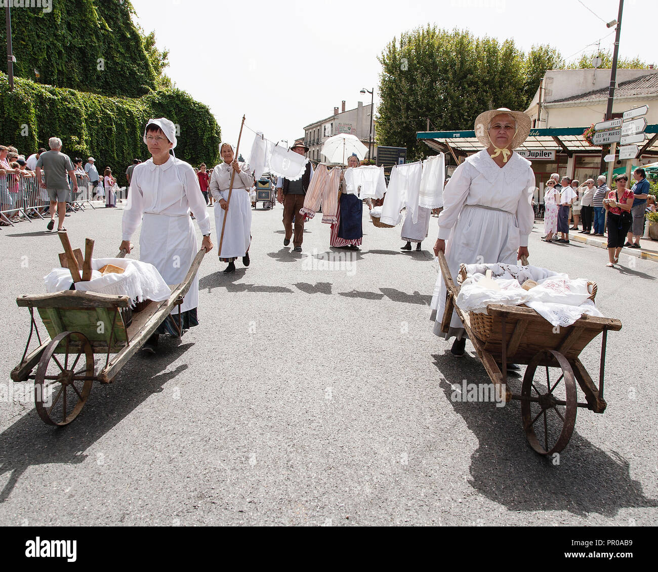 Saint Gilles, Camargue-France traditionellen Festival jedes Jahr im August 2016, mit Kostüm Paraden, antiken Kutschen von Pferden gezogen und Performances Stockfoto