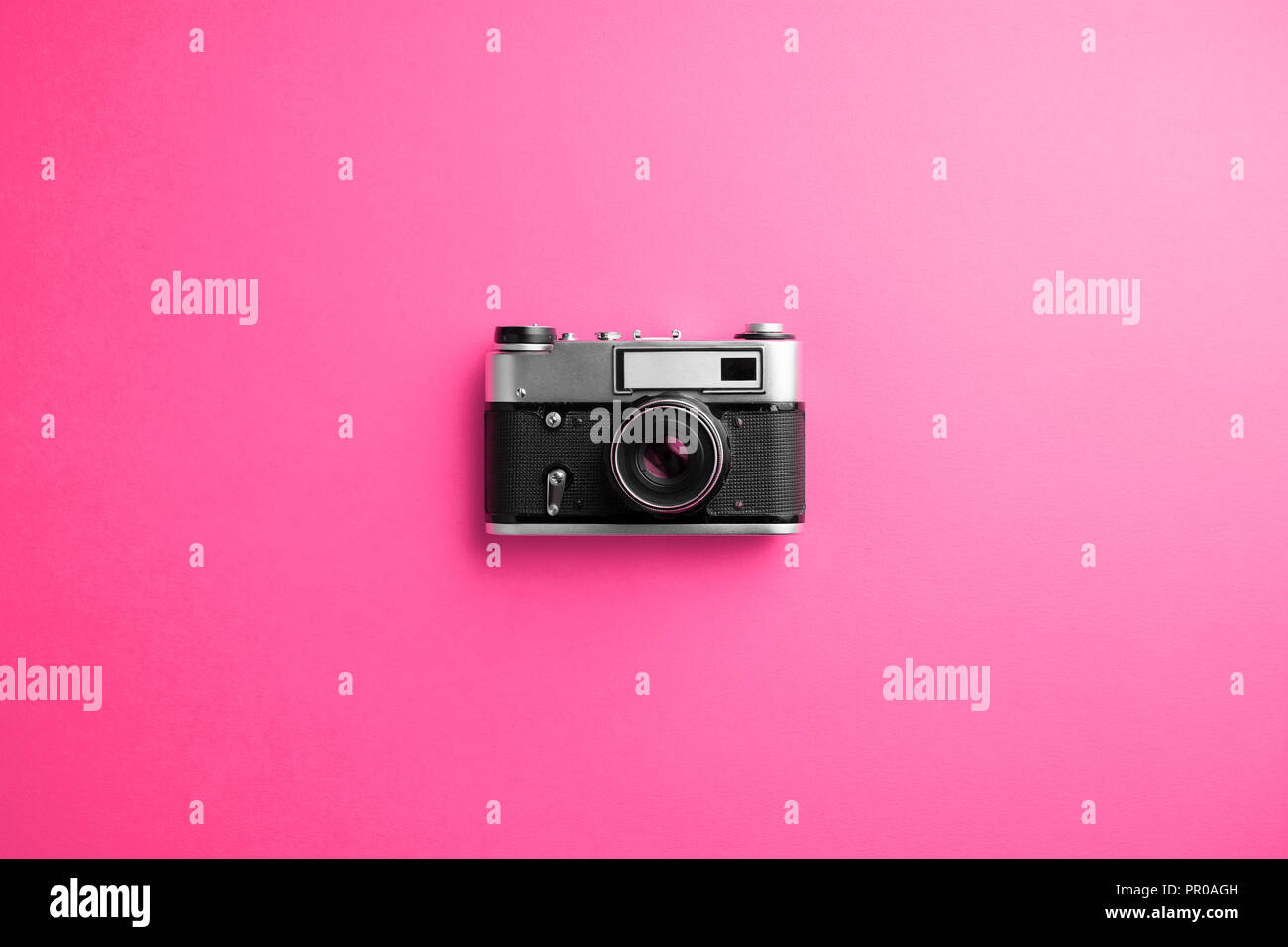 Vintage Kamera über rosa Hintergrund Stockfoto