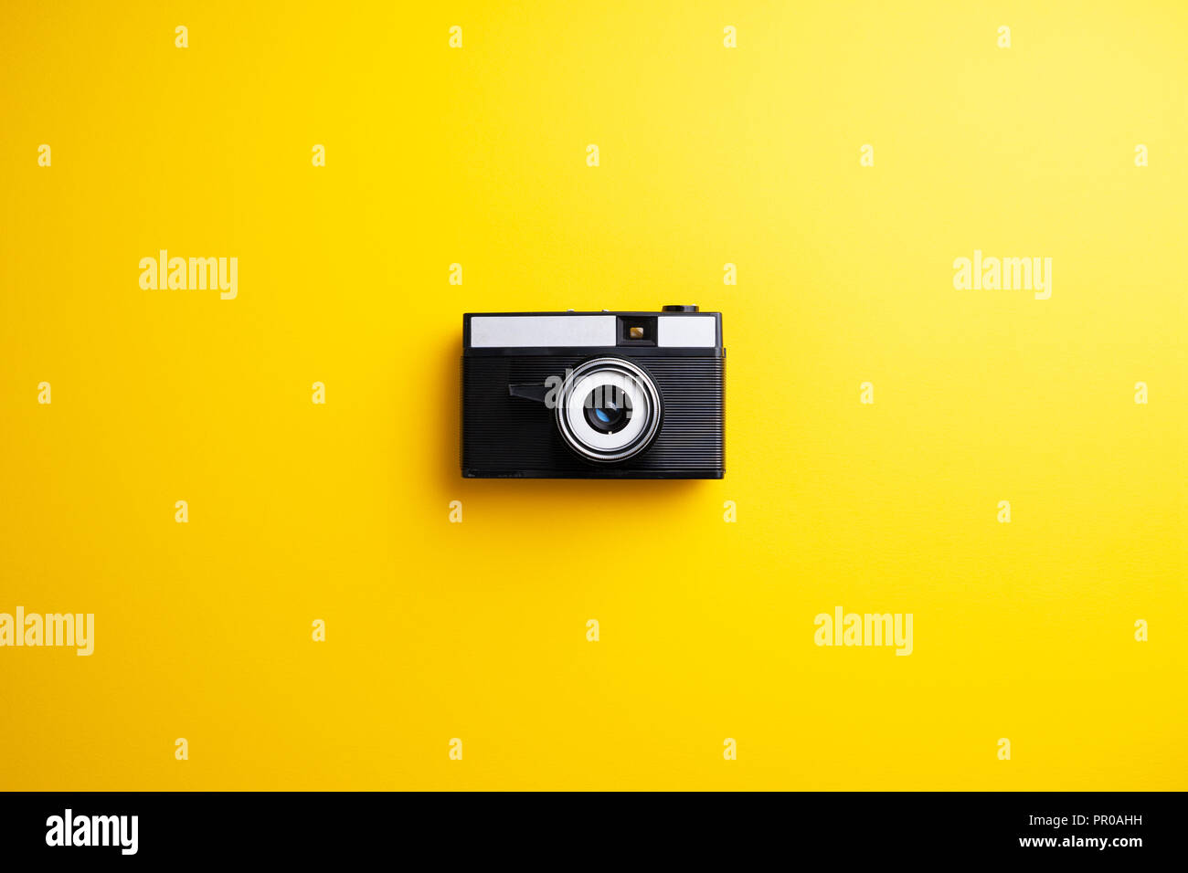 Vintage Kamera auf gelbem Hintergrund Stockfoto