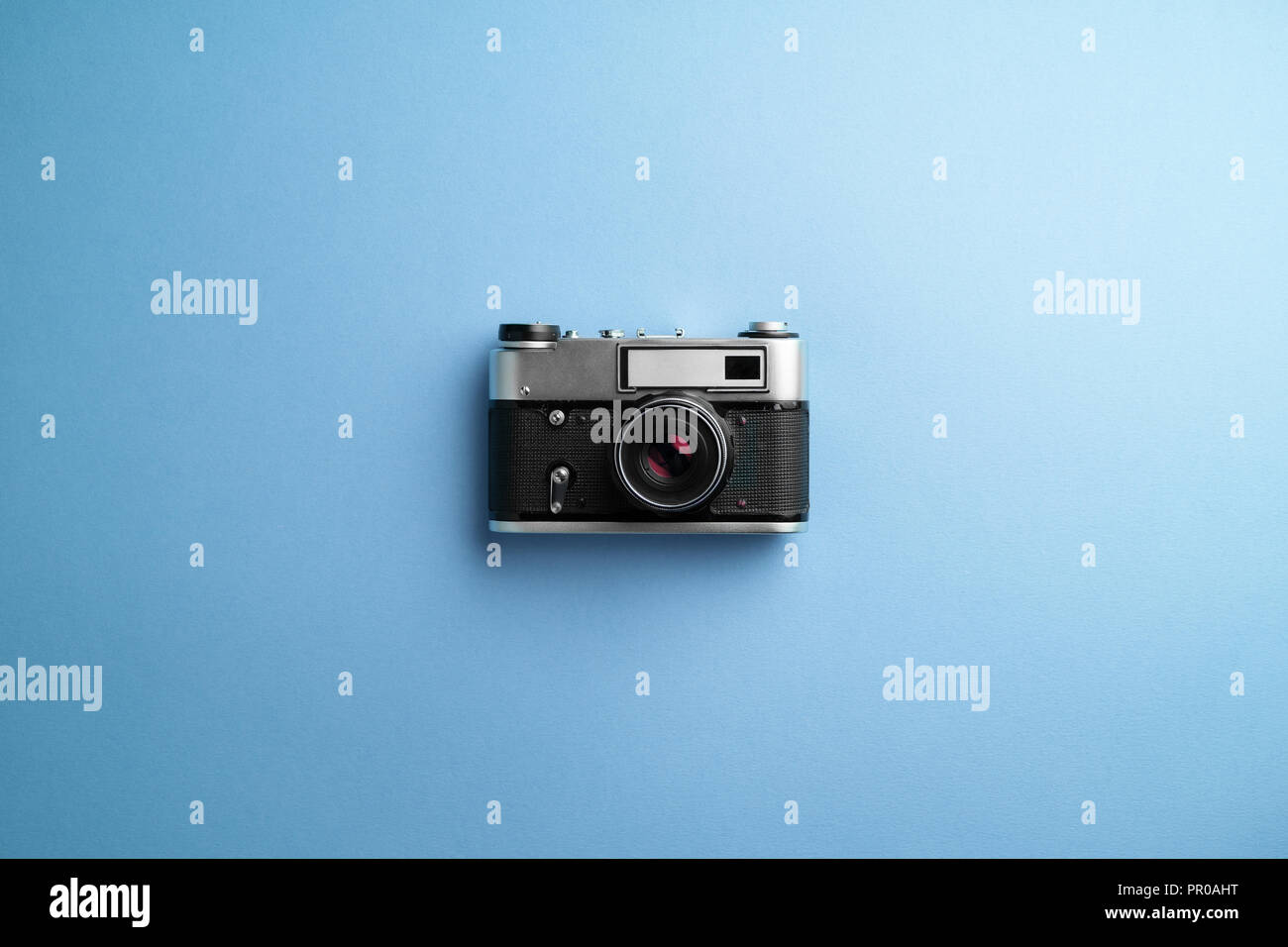 Vintage Kamera über blauer Hintergrund Stockfoto