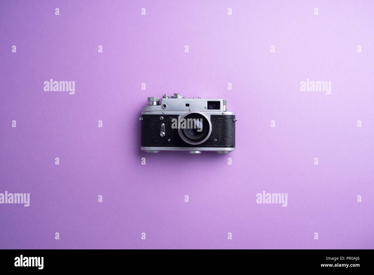 Vintage Kamera über lila Hintergrund Stockfoto