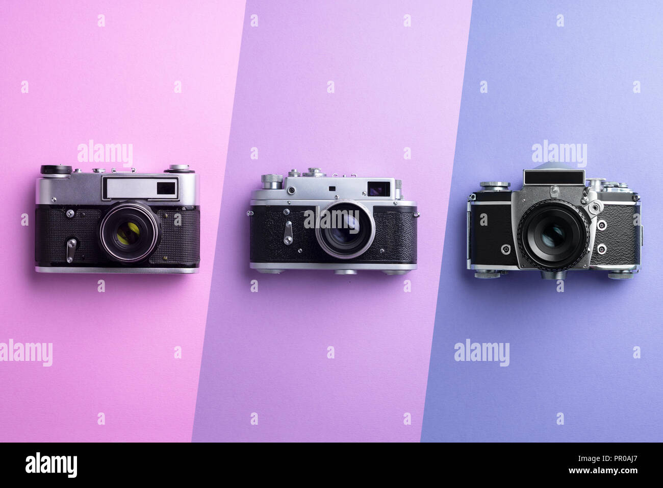 Mehrere klassische Kameras über bunten Hintergrund Stockfoto