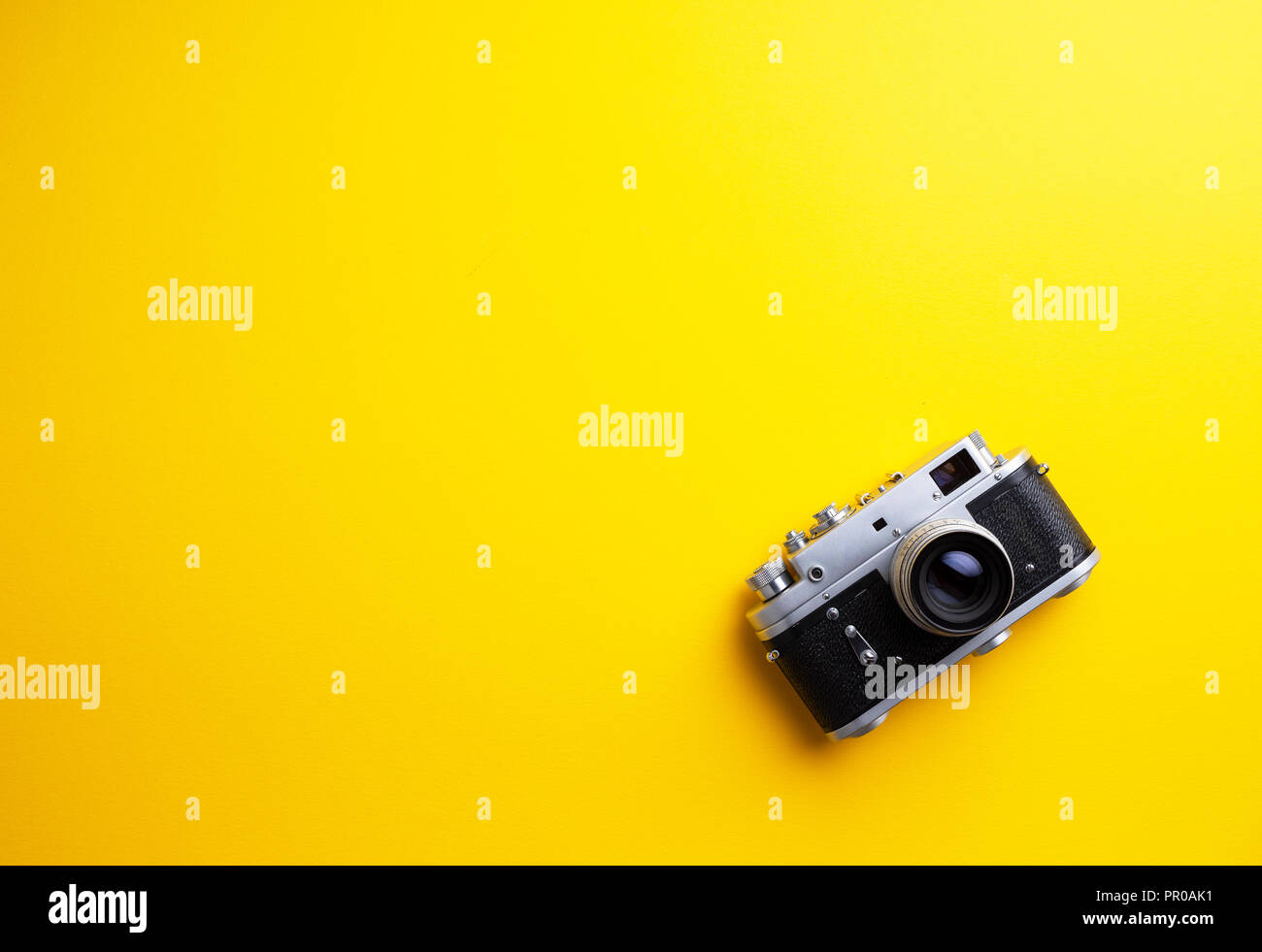 Vintage Kamera über Gelb Hintergrund mit negativen Raum Stockfoto