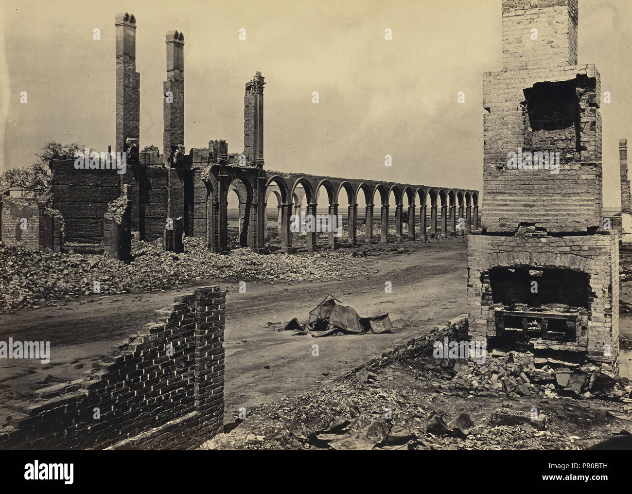 Ruinen der Railroad Depot, Charleston, South Carolina; George N. Barnard, American, 1819 - 1902, negativ über 1865; Drucken Stockfoto
