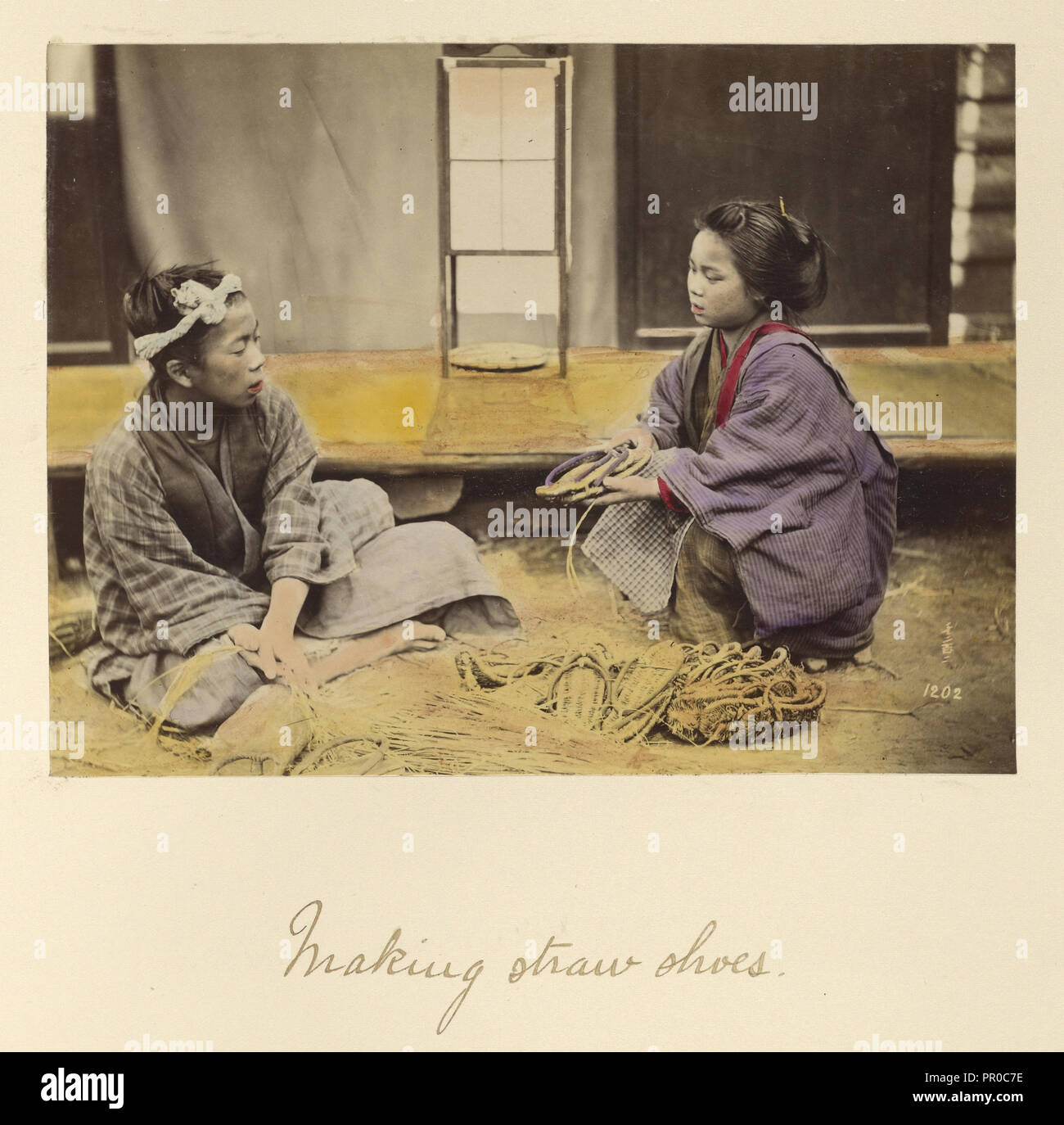 Das Stroh Schuhe; Shinichi Suzuki, Japanisch, 1835 - 1919, Japan; ca. 1873 - 1883; Hand - farbige Eiweiß silber Drucken Stockfoto