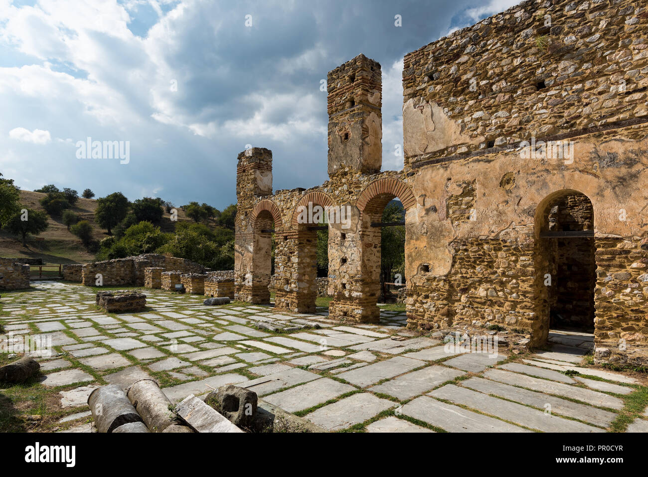 Ruinen der Basilika des Agios (Heiliger) achillios am Kleinen Prespa See in Nordgriechenland Stockfoto