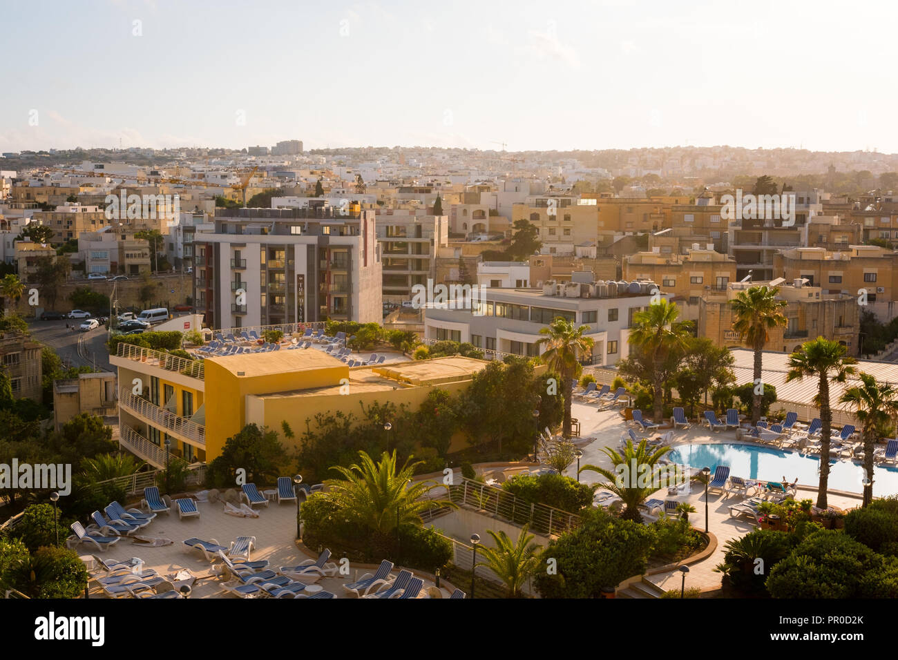 Blick auf das Dorf von St. Julian's, wenige Kilometer westlich von der Hauptstadt Valletta, aus einem Zimmer im Hotel Intercontinental, auf Malta. Stockfoto