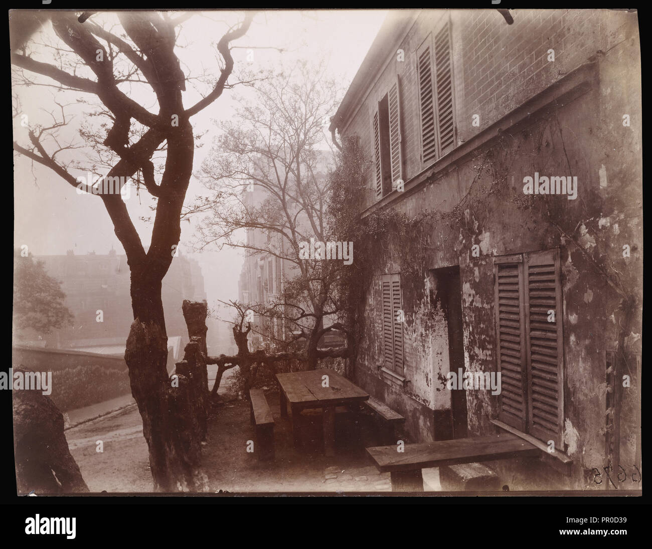 Die Taverne der Lapin Agile, rue Des Saules; Eugène Atget, Französisch, 1857 - 1927, Paris, Frankreich; 1926; Eiklar silber Drucken Stockfoto