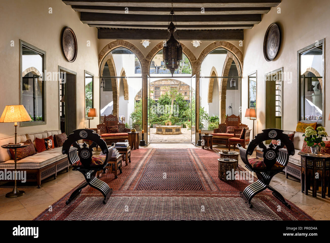 Liwan Rezeption mit 19 C triple Arches, osmanischen Stil Bankette und seltenen Persischen Teppich Stockfoto