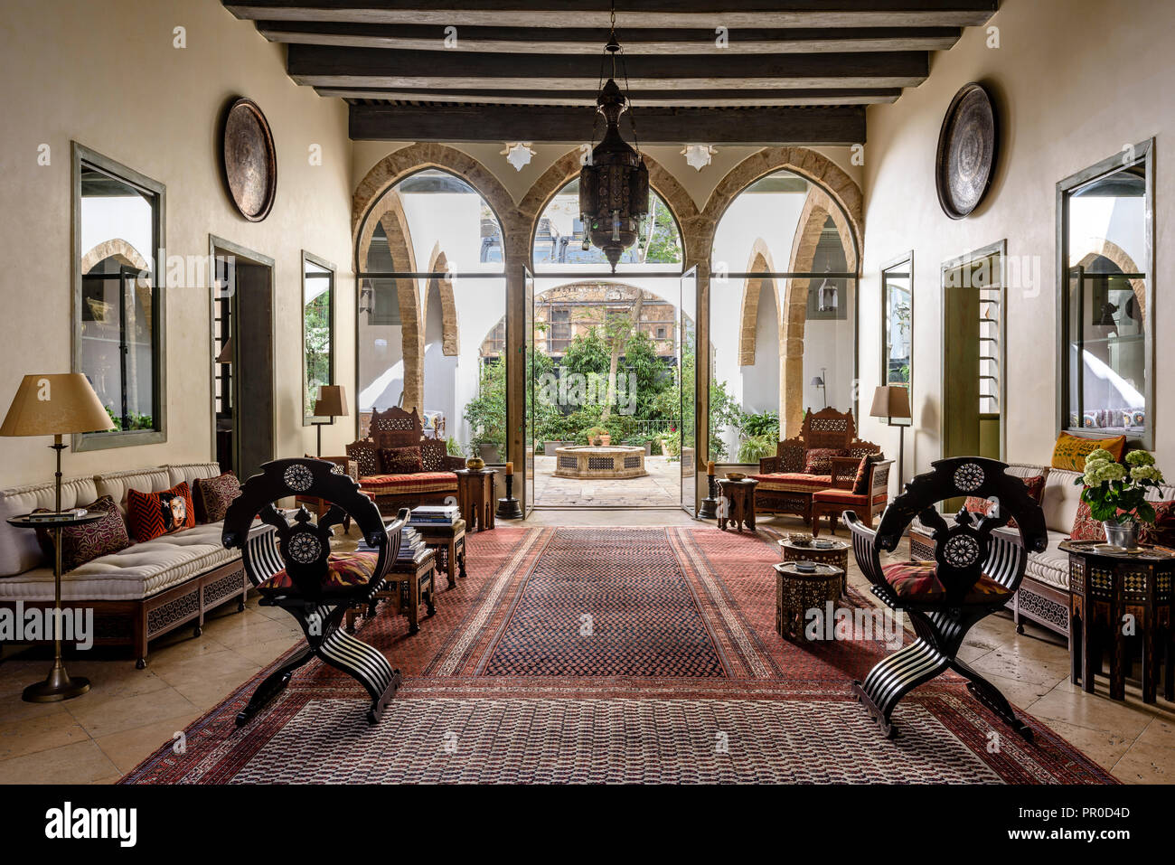 Liwan Rezeption mit 19 C triple Arches, osmanischen Stil Bankette und seltenen Persischen Teppich Stockfoto