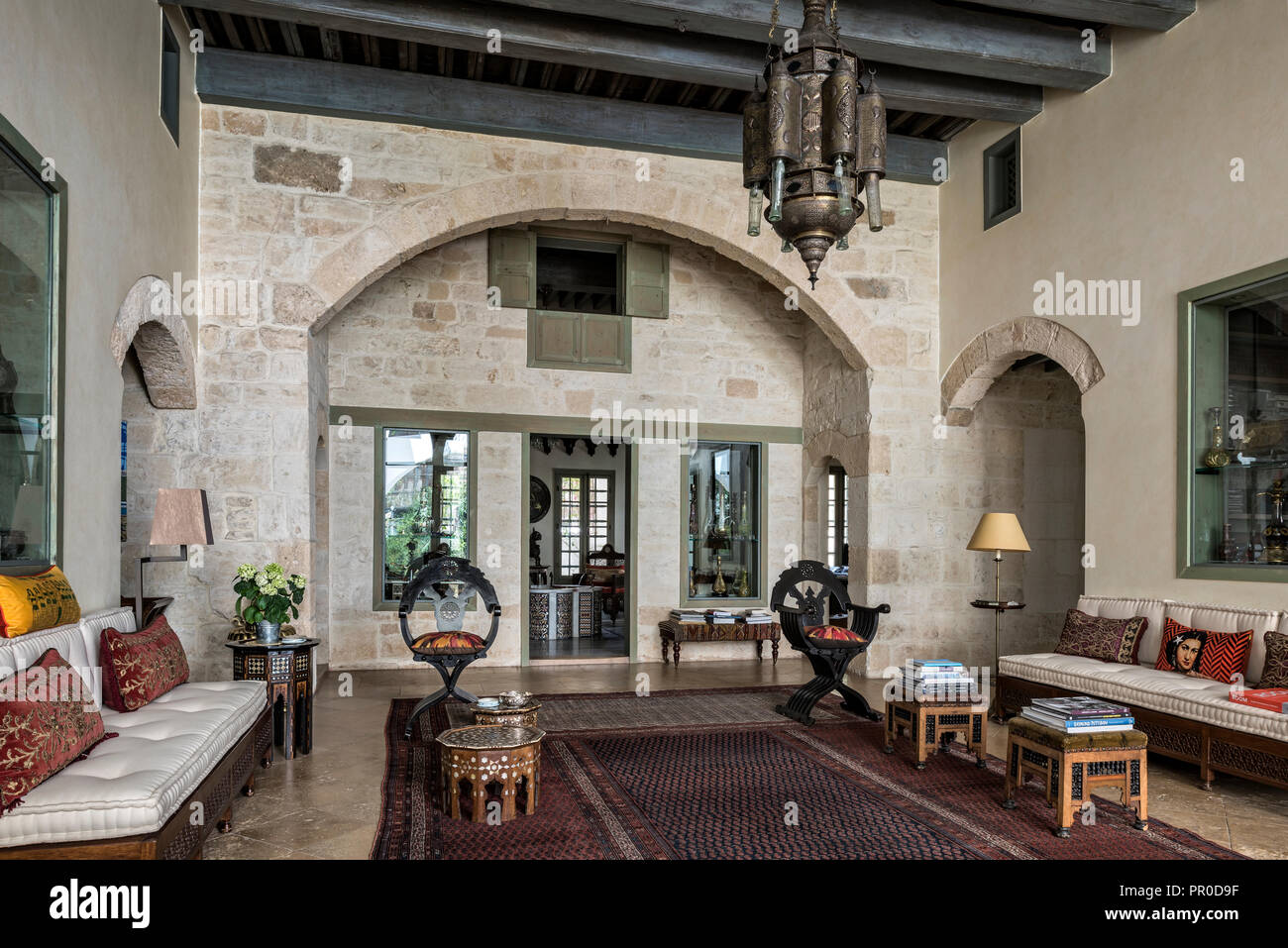 Liwan Rezeption im osmanischen Stil Sitzbänken und seltenen Persischen Teppich Stockfoto