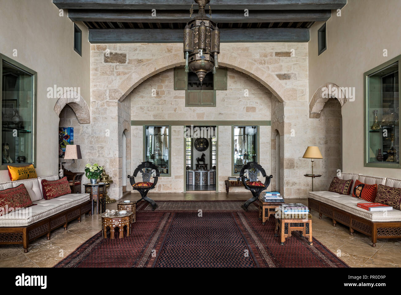 Liwan Rezeption mit Sitzbänken im osmanischen Stil und seltenen Persischen Teppich Stockfoto