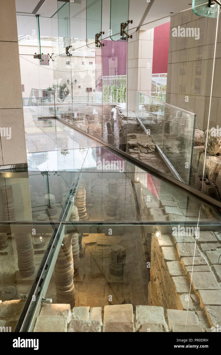 Ausgegrabenen Ruinen der römischen Badewanne und labrum zu Eingangshalle mit Glasböden enthalten Stockfoto