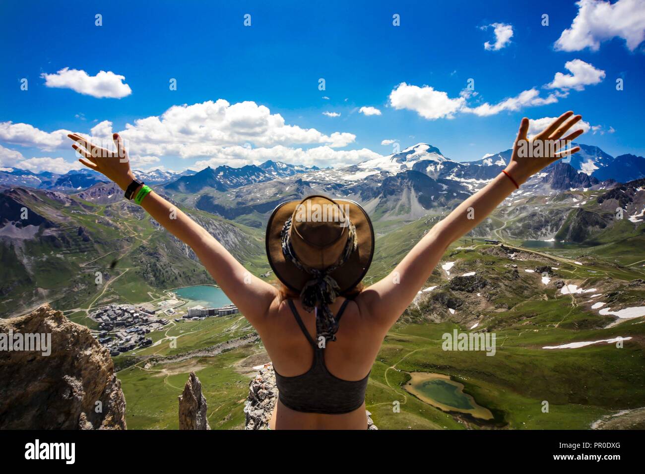 Frau an der Spitze des Berges im Gebirge suchen. Stockfoto