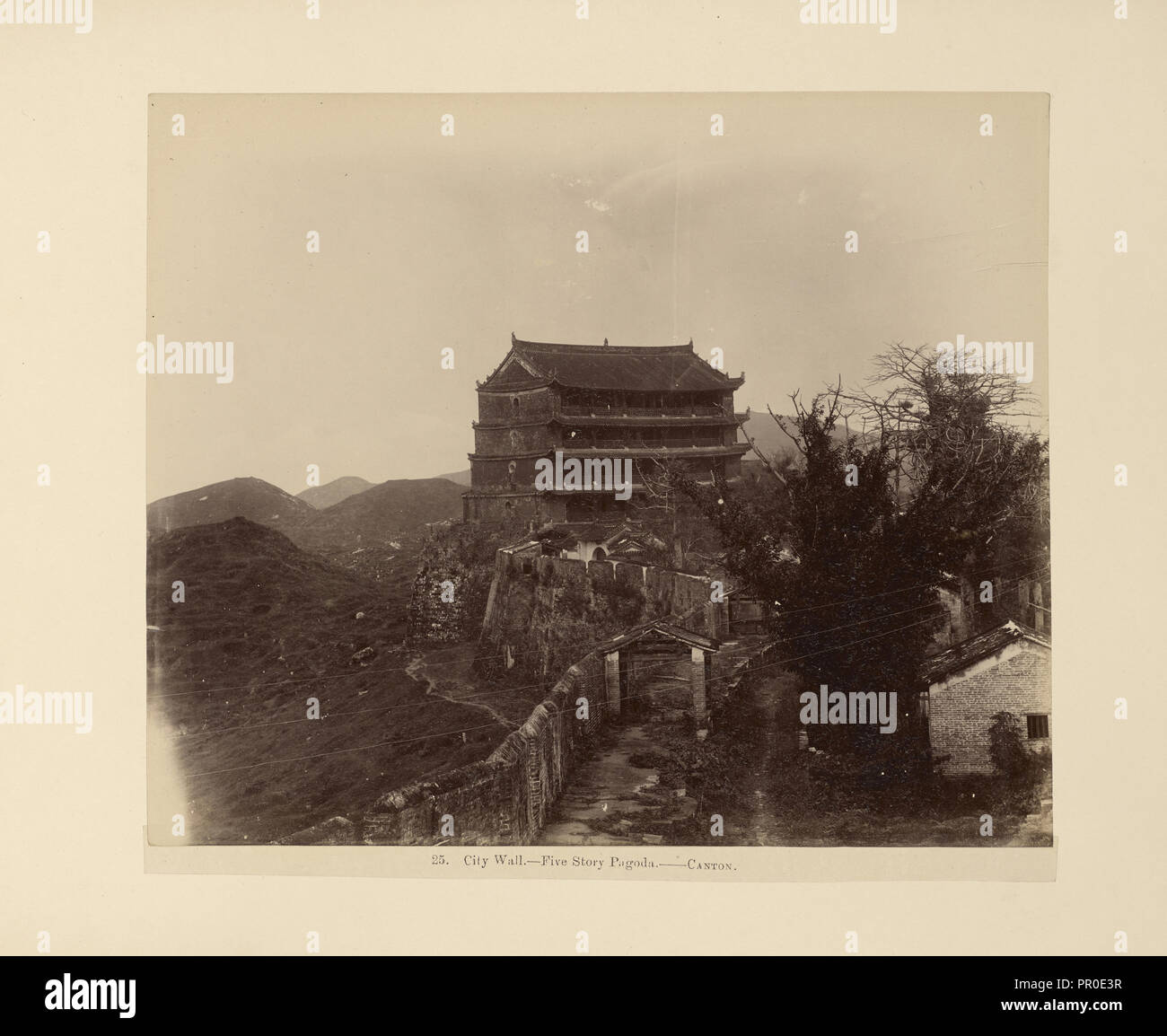 Stadtmauer. Fünfstöckige Pagode. Kanton; Unbekannte Teekocher; Guangzhou, Guangdong, China; 1870s - 1880s; Eiklar silber Drucken Stockfoto