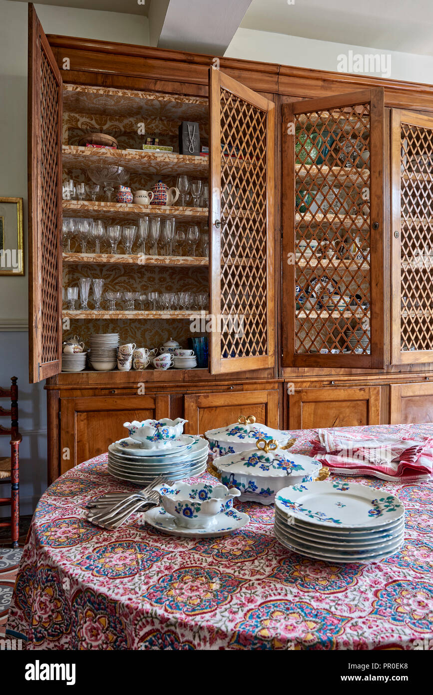 Venezianische Nussbaum Schrank mit gold Fortuny Stoff gefüttert mit Sammlung von Baccarat crystal Stockfoto