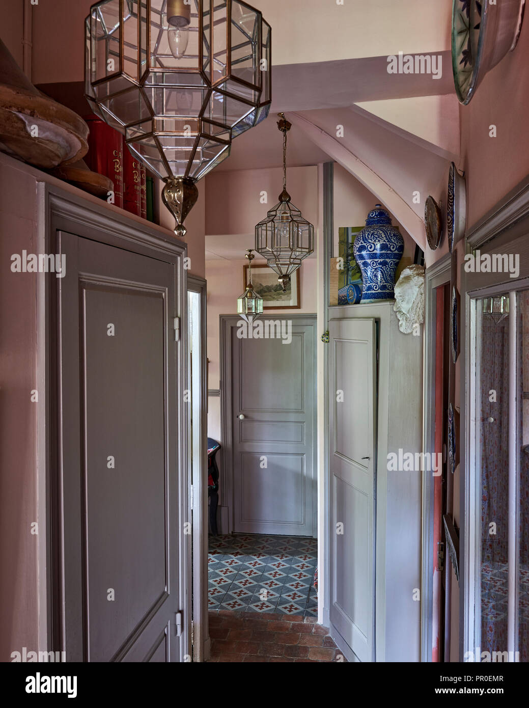 Altmodische inneren Flur mit marokkanischen Laternen Stockfoto