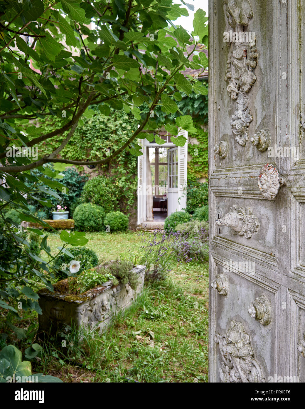 Alte Dekorative Tur Im Garten Mit Blick In French House Stockfoto