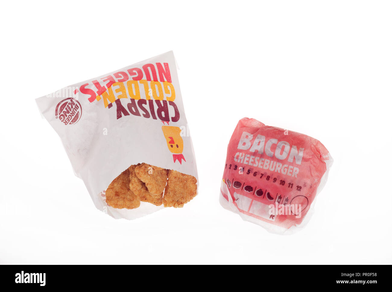 Burger King eingewickelt Bacon Cheeseburger und Paket der Chicken Nuggets Stockfoto