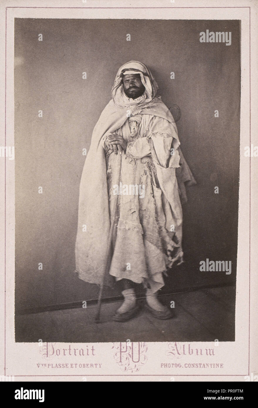 Algerischer Mann mit Personal, Städte und Orte Kabinett card Collection, Veuve Plasse et Oberty, Eiweißstoff, nach 1867, Portrait Album Stockfoto