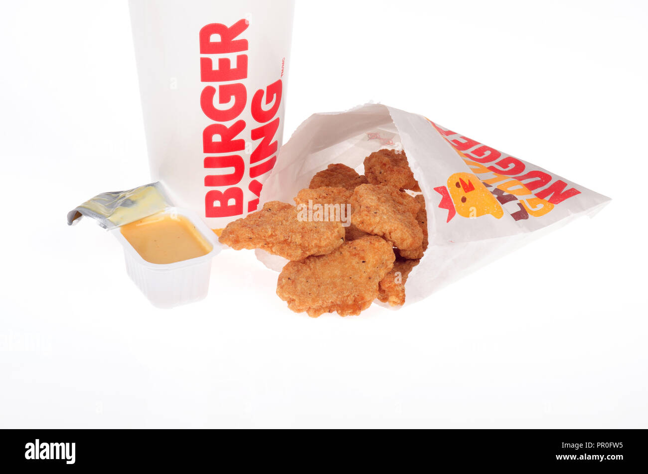 Burger King Chicken Nuggets mit Honig Senf Soße und ein Getränk Schale Stockfoto