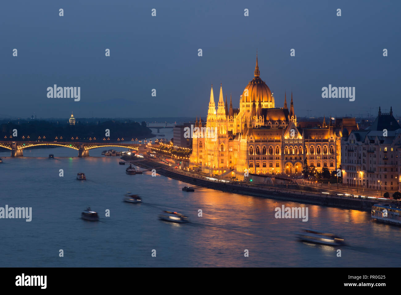 Ungarisches Parlament in der Nacht auf der Donau, Weltkulturerbe der UNESCO, Budapest, Ungarn, Europa Stockfoto