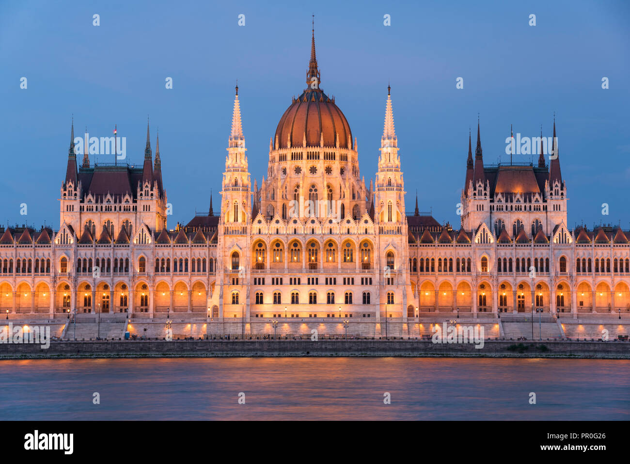 Ungarisches Parlament in der Nacht auf der Donau, Weltkulturerbe der UNESCO, Budapest, Ungarn, Europa Stockfoto