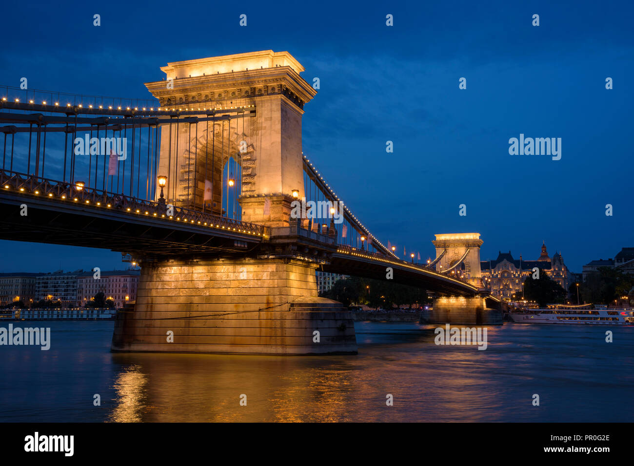 Stadt bei Nacht mit Kettenbrücke und Donau, UNESCO-Weltkulturerbe, Budapest, Ungarn, Europa Stockfoto