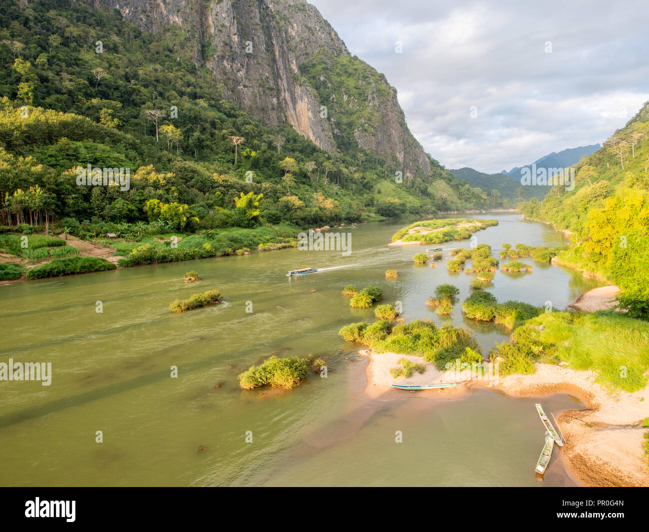 Blick auf die Berge und den Nam Ou Fluss, Nong Khiaw, Laos, Indochina, Südostasien, Asien Stockfoto