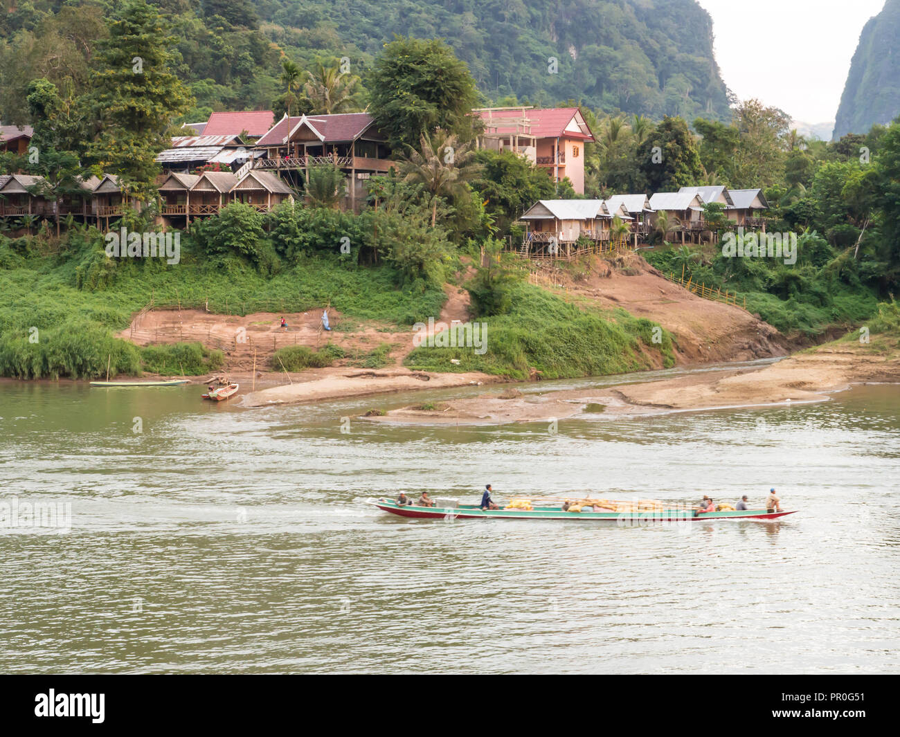 Riverboat und Dorf, Nong Khiaw, Laos, Indochina, Südostasien, Asien Stockfoto
