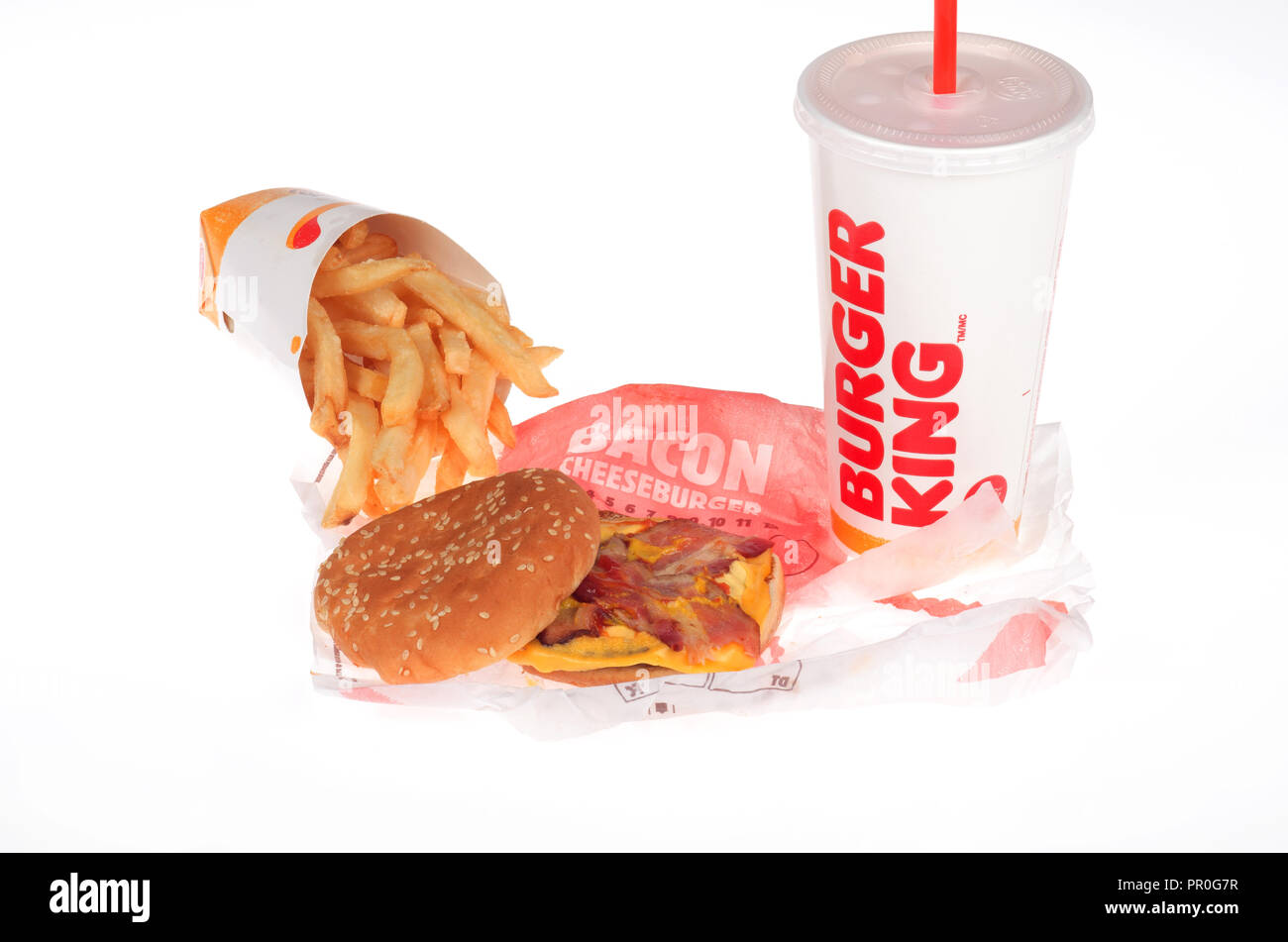 Burger essen mit Bacon Cheeseburger, Pommes frites oder Chips und eine Limo auf weißem Hintergrund Stockfoto