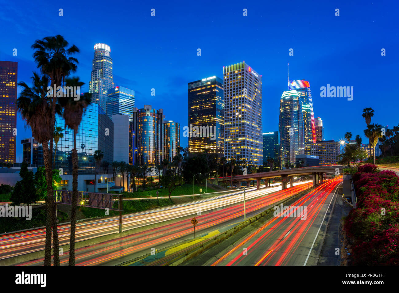 Downtown Financial District von Los Angeles City und belebten Autobahn bei Nacht, Los Angeles, Kalifornien, Vereinigte Staaten von Amerika, Nordamerika Stockfoto