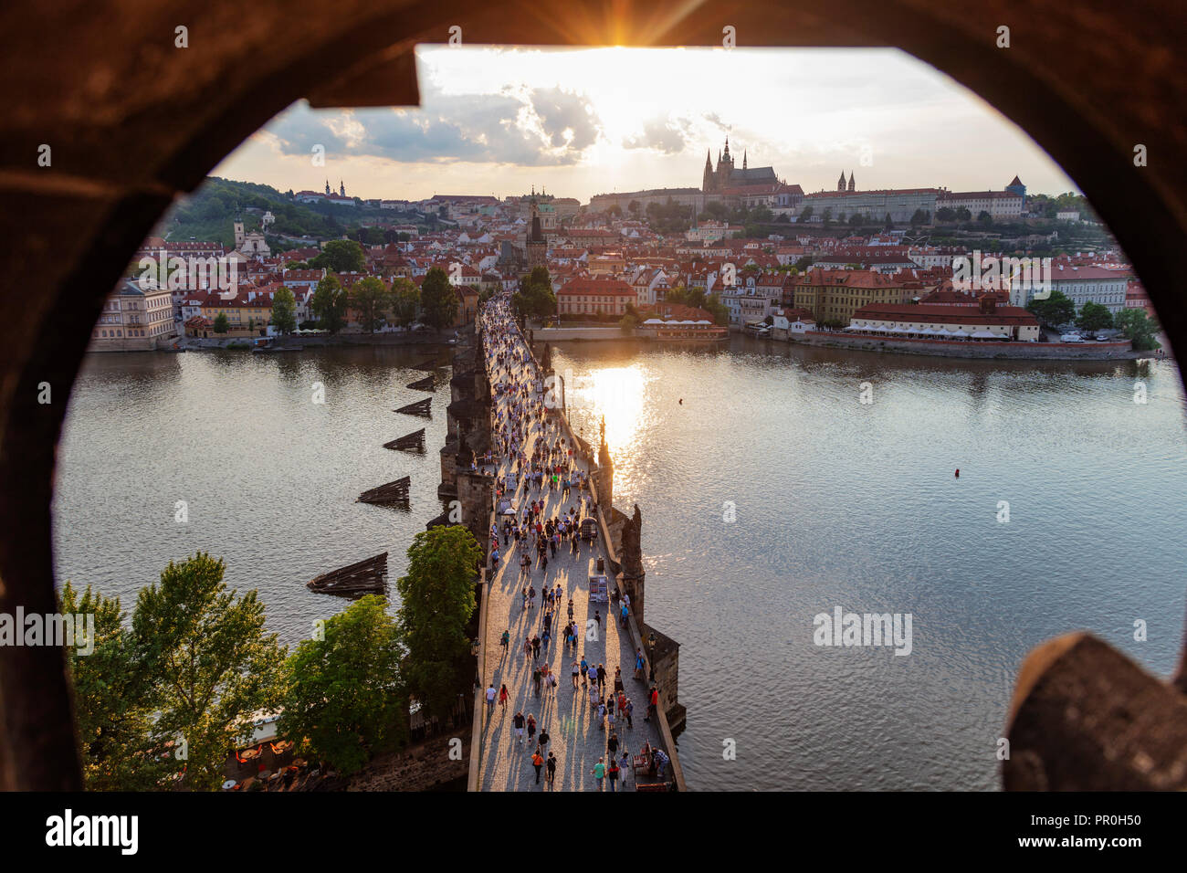 Die Karlsbrücke, Prager Burg und der St. Veitsdom, Prag, UNESCO-Weltkulturerbe, Böhmen, Tschechische Republik, Europa Stockfoto