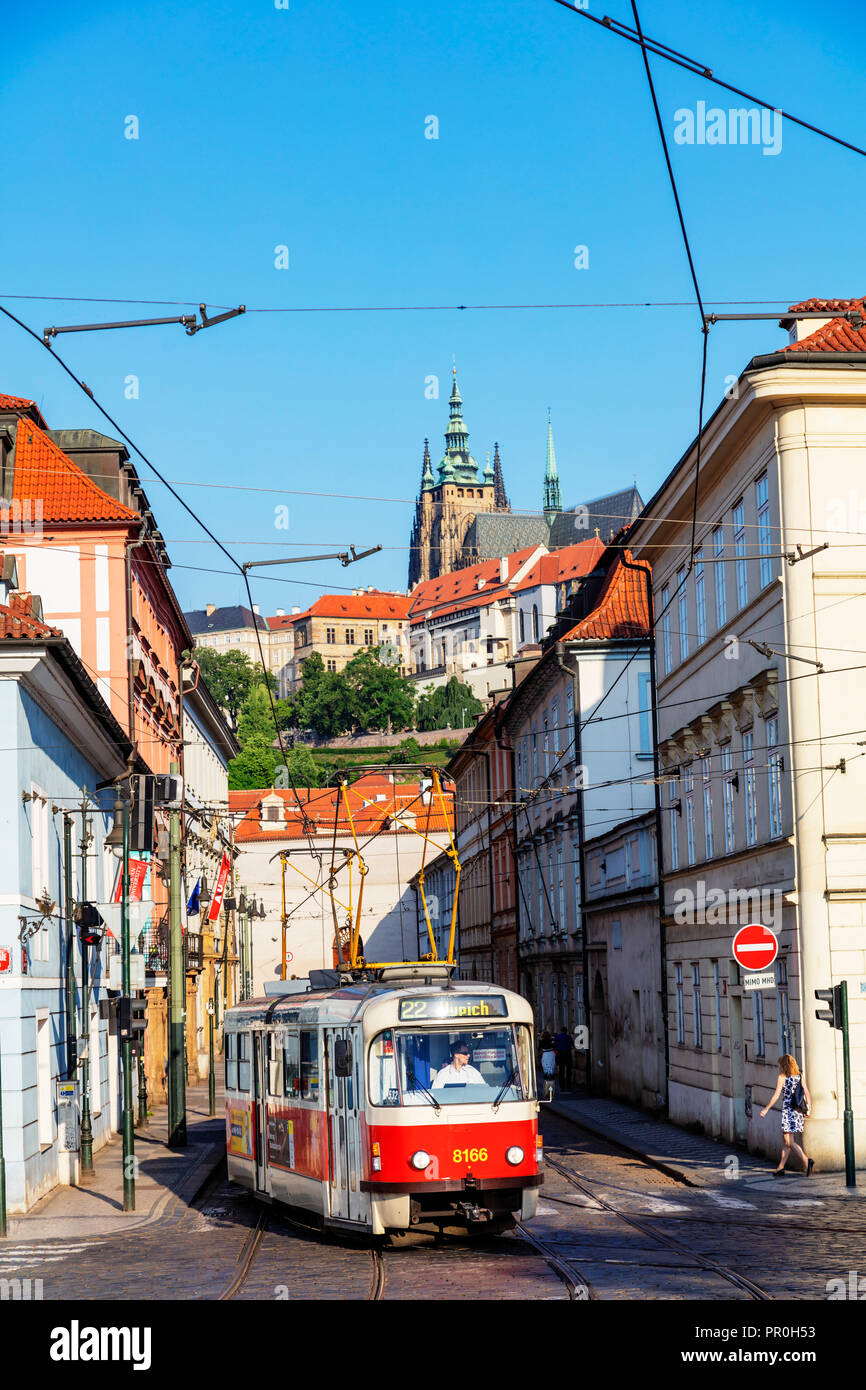 Mit der Tram, der Prager Burg und der St. Veits Dom, Prag, UNESCO-Weltkulturerbe, Böhmen, Tschechische Republik, Europa Stockfoto
